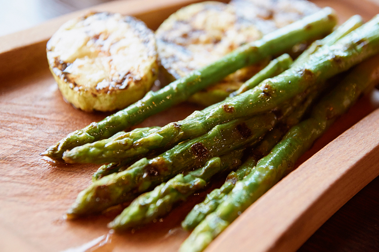 Épices et assaisonnement maison pour une recette d’asperges avec du miel