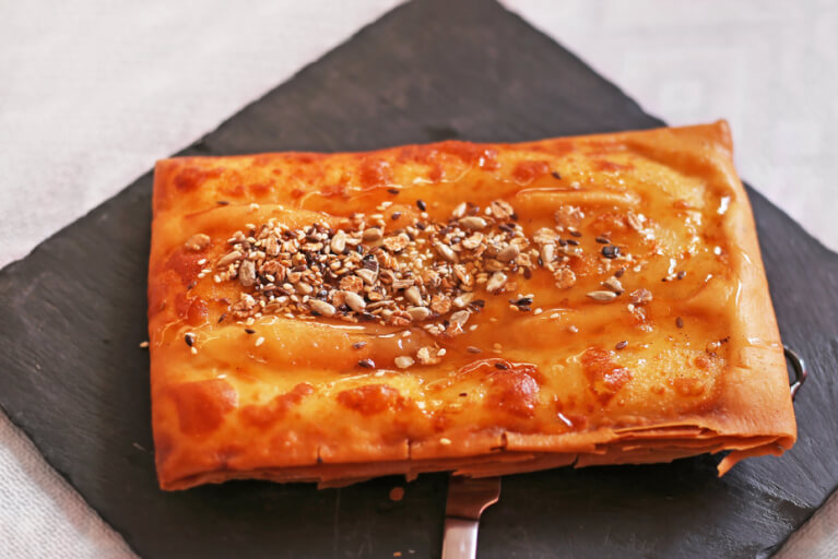 Feta saganaki dans une pâte feuilletée avec des graines de sésame et du miel