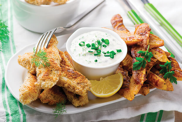 Fish and chips accompagnés d'une sauce tartare et de frites maison