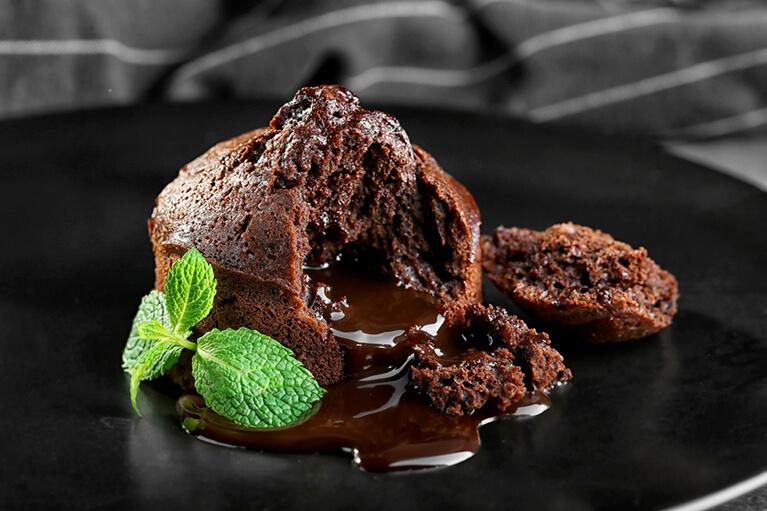 Un délicieux fondant au chocolat végane accompagné de feuilles de menthe