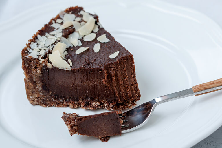 Un gâteau aux bananes, dates, amandes et chocolat cru super santé et parfait pour se sucrer le bec sans la chaleur