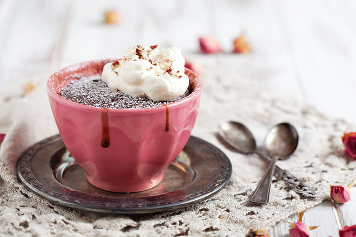 Gâteau au chocolat dans une tasse à cuisiner en famille