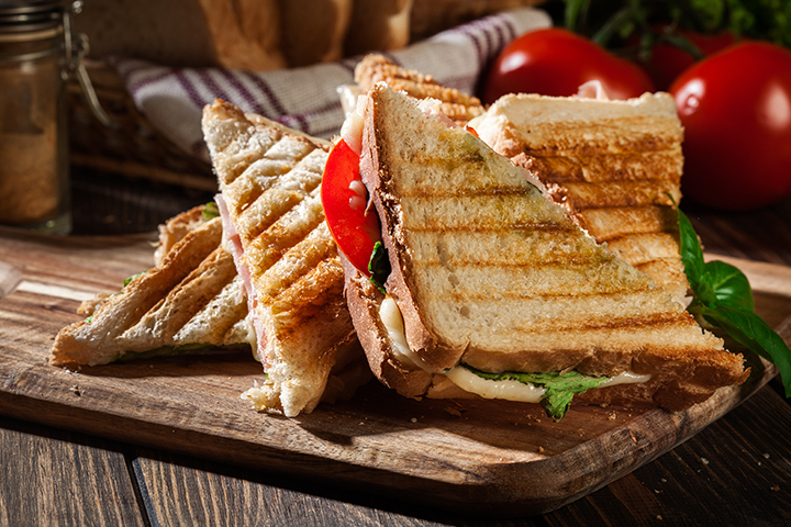 Grilled cheese au fromage Le Baluchon avec jambon effiloché et tombée d’épinards