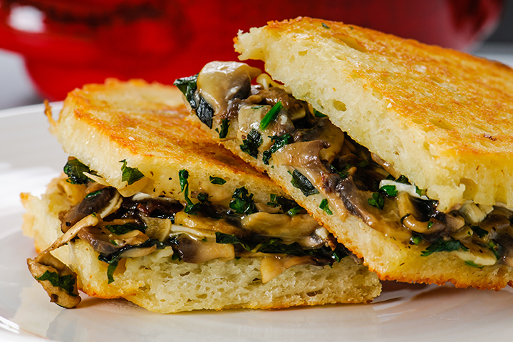 Grilled cheese avec le fromage cendré Pleine Lune et champignons