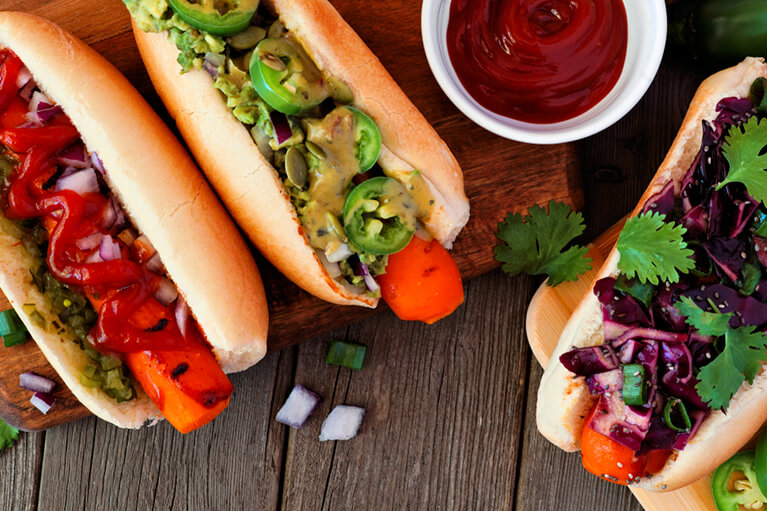 Hot-dog végé avec une carotte qui remplace la saucisse à la viande