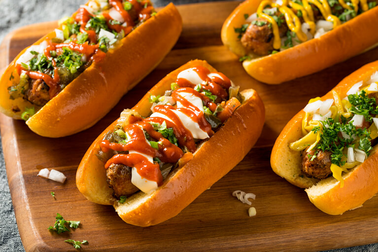 Hot-dog végé avec une saucisse à base de protéine végétale texturée (PVT)
