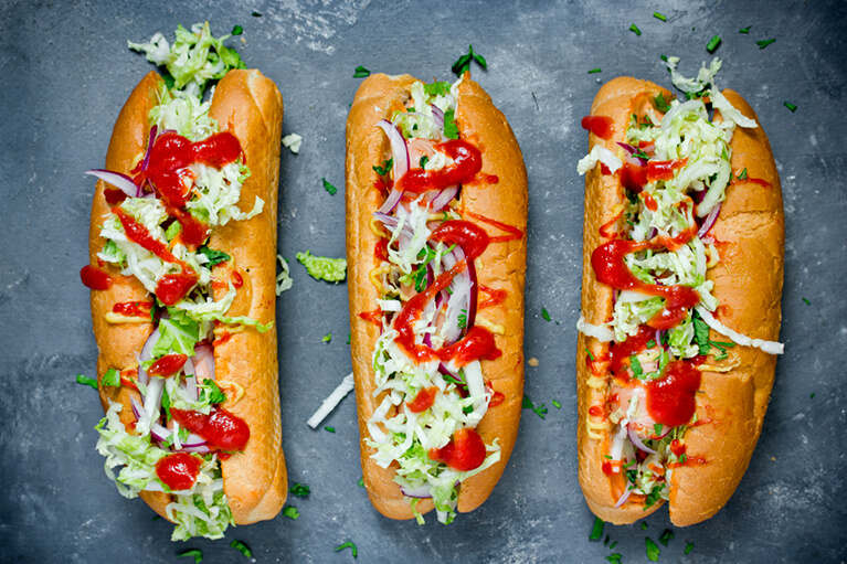 Hot-dog végé de tofu qui goûte la vraie saucisse à la viande