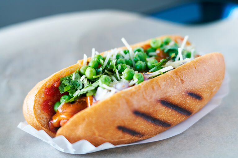 Hot-dog végétarien aux champignons grillés