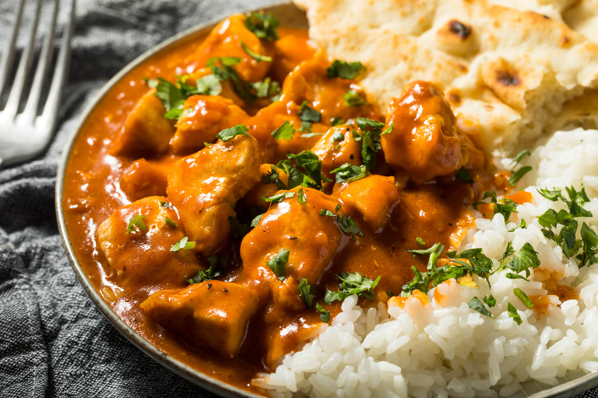 Lunch de semaine de poulet au beurre accompagné de riz pour un repas chaud et réconfortant au travail