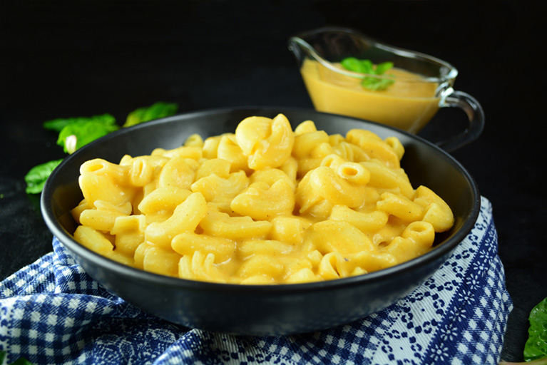 Un bol de mac & cheese végane préparé avec un substitut de produits laitiers.