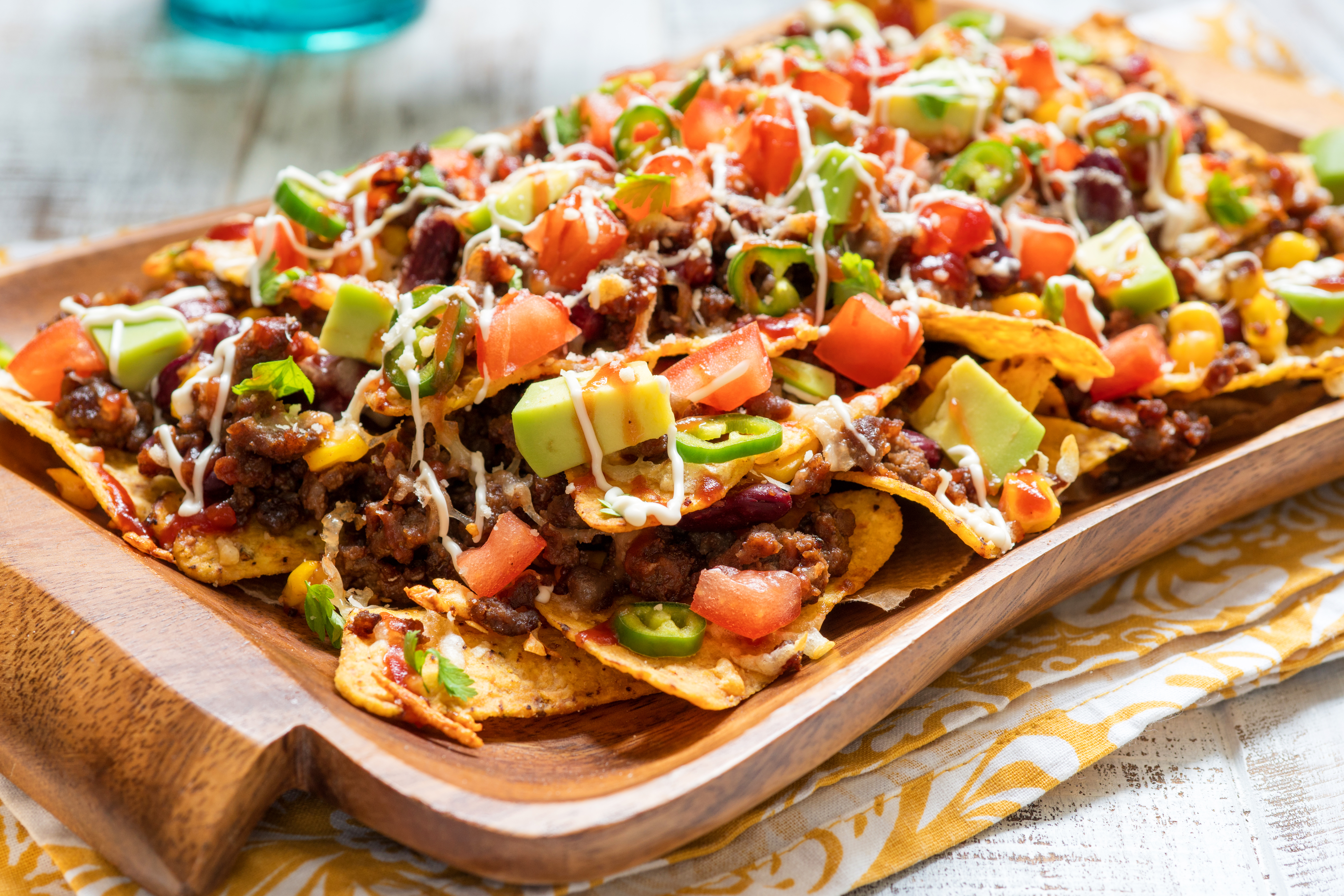 Nachos avec chili maison, avocats, tomates et fromage