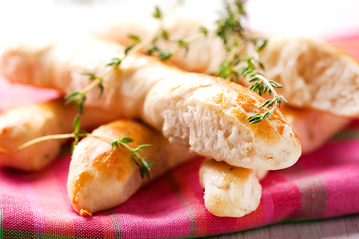 Pailles au parmesan faites avec de la pâte feuilletée