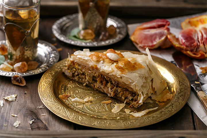 Pastilla sucrée au poulet, recette traditionnelle de cuisine marocaine