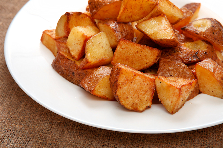 Un accompagnement de patates rissolées faites maison.