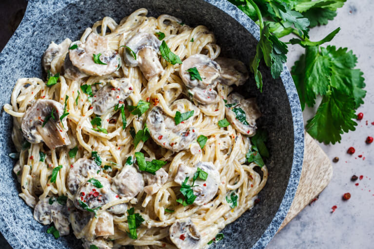 Pâtes aux champignons avec une sauce crémeuse et du persil