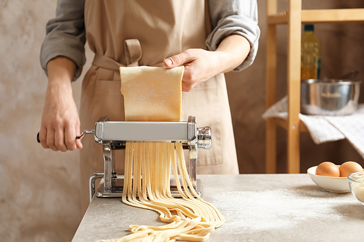 Pâtes maison coupées à la machine et farinées pour éviter qu’elles collent ensemble