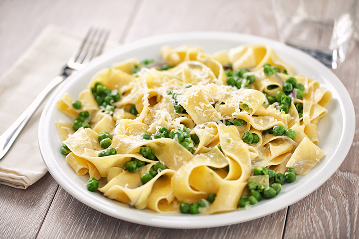 Pappardelle alla papalina avec prosciutto, crème, beurre et petits pois verts