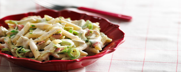 Pennes aux poireaux et jambon avec fromage de chèvre, crème et basilic frais