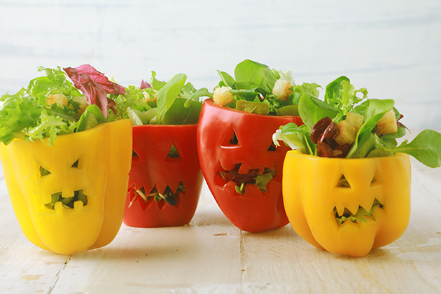 Piments coupés comme le visage d’une citrouille à l’Halloween