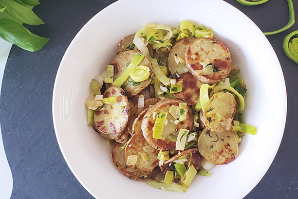 Plat d'accompagnement de pommes de terre sautées avec des poireaux