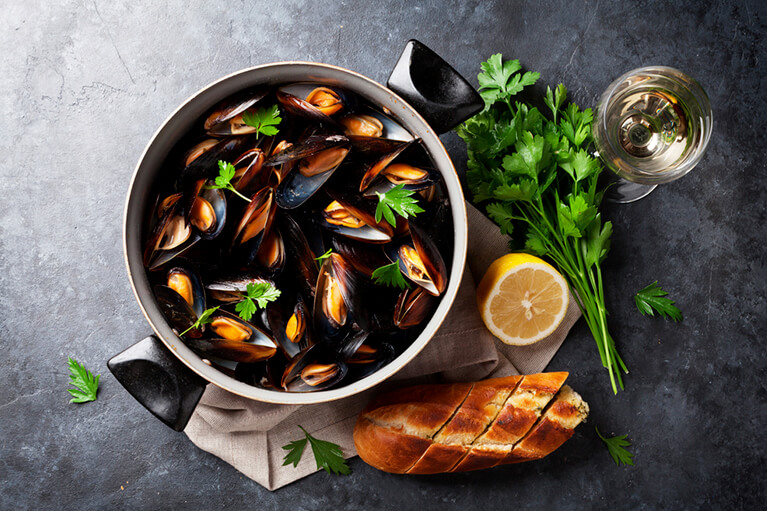 Plat de moules dans un restaurant en Montérégie