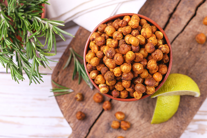 Pois chiches grillés assaisonnés comme collation santé