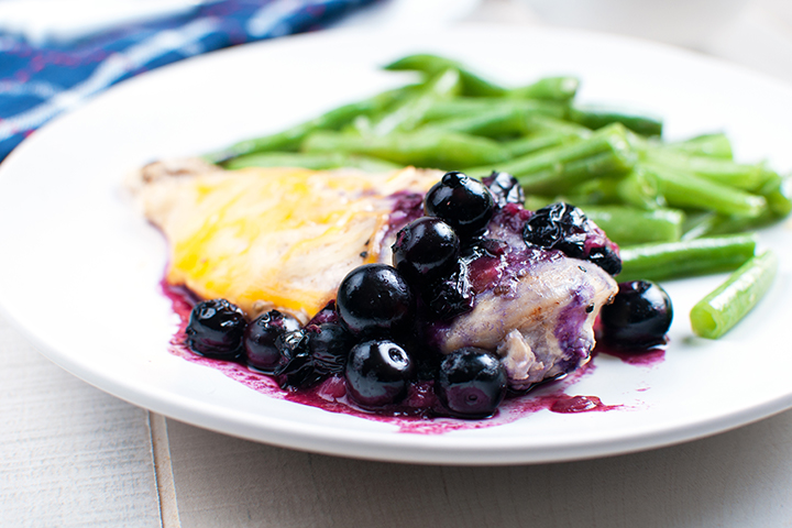 Poitrine de poulet gratiné au brie avec sauce aux bleuets, accompagné de haricots