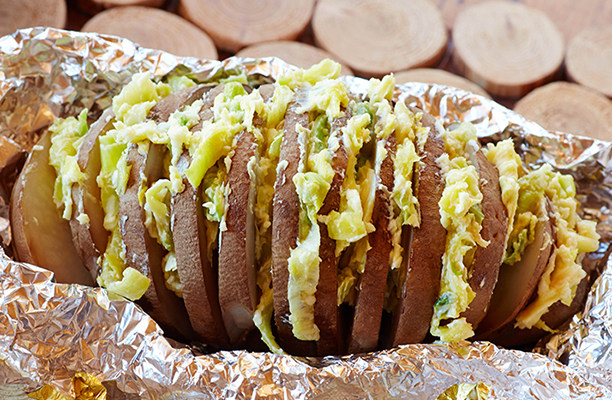 Pommes de terre entières cuites sur le BBQ avec un beurre de poireaux