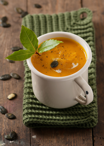 Potage aromatisé aux feuilles de laurier