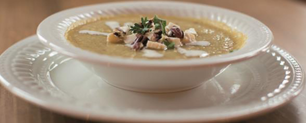 Potage aux panais et poireaux pour servir comme entrée chaude et réconfortante