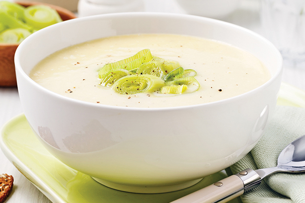 Potage aux poireaux et pommes de terre à servir chaud pour une entrée réconfortante