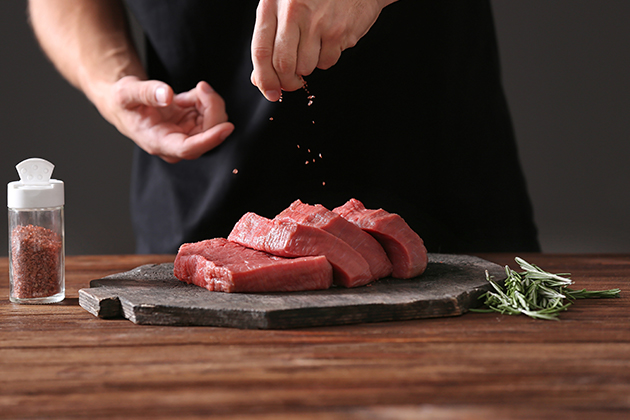 Un boucher prépare sa viande