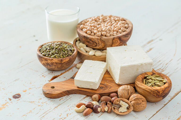 Une sélection de protéines végétales incluant : tofu, noix, graines et pois chiches