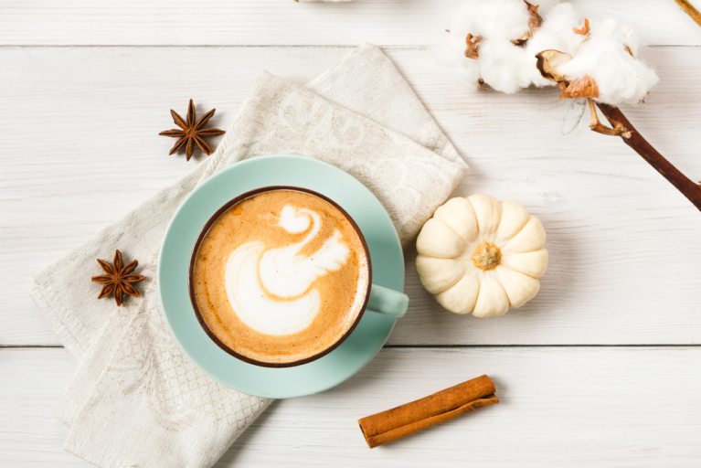 Café à la citrouille avec mousse crémeuse de lait d’amande.