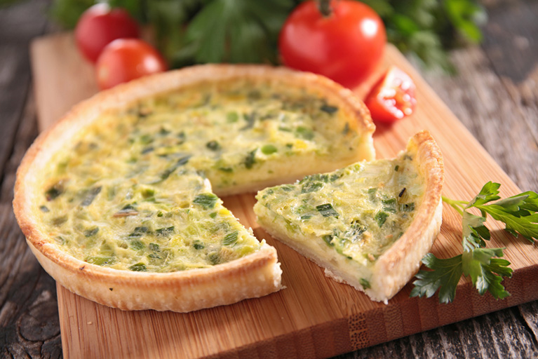 Une quiche végane aux poireaux faite avec de la crème de soya