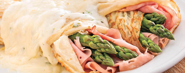 Recette avec asperges pour le brunch : des crêpes farcies au jambon et asperges