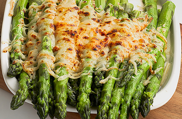 Recette d’asperges gratinées au four avec un peu d’huile d’olive, de l’ail, du sel, du poivre, de la chapelure panko et du fromage