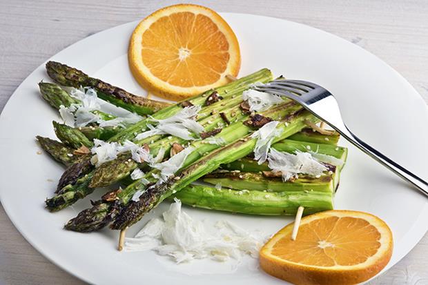 Recette d’asperges à l’orange grillées au four avec du parmesan et des tranches d’orange