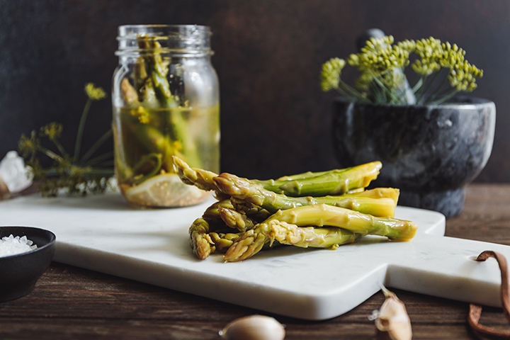 Recette d'asperges vertes marinées et conservées dans un pot Mason Bernardin