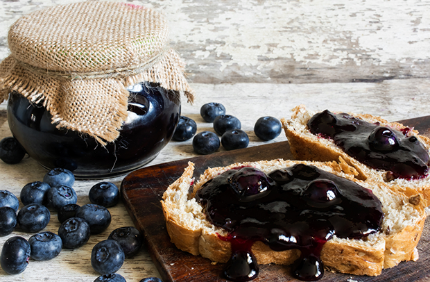 Recette de confiture de bleuets et Grand Marnier pour ajouter une touche festive au brunch