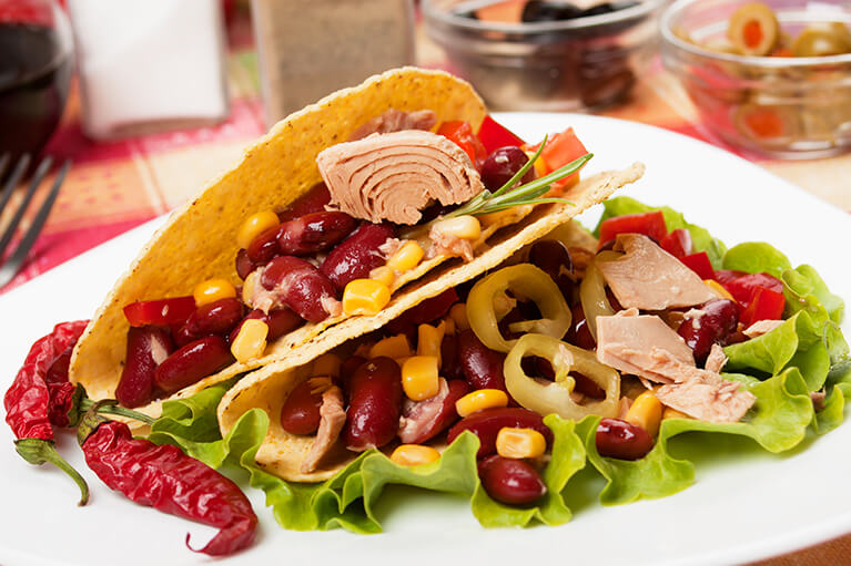 Tacos au thon, haricots rouges et maïs en conserve