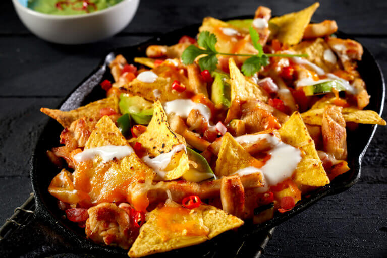 Recette décadente de nachos maison avec du poulet popcorn ou du poulet rôti