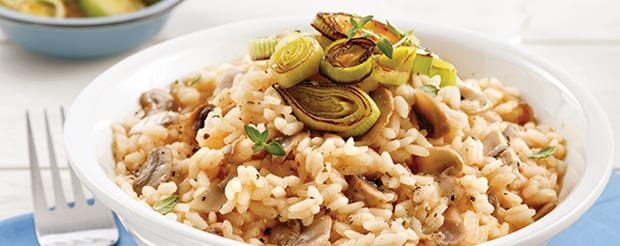 Un délicieux risotto aux champignons et poireaux qui fera un excellent lunch de semaine pour changer de la routine.