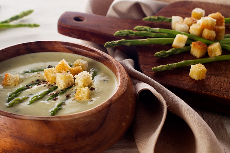 Recette d'entrée avec une crème d'asperges