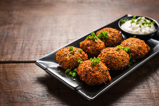 Recette de falafels végétaliens faits avec des pois chiches pour un entrée de Noël