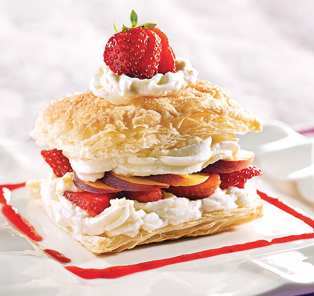 Recette de feuilleté aux fruits avec des nectarines et des fraises qu'on peut remplacer par des pommes et des framboises