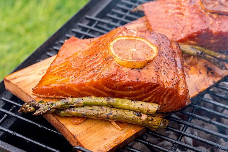 Recette de filet de saumon sur planche de cèdre sur le bbq accompagné d'asperges