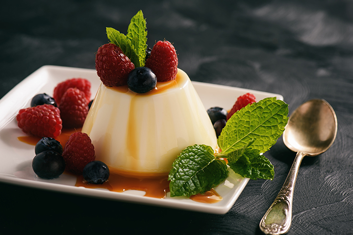 Recette italienne de panna cotta au caramel salé avec des framboises et des bleuets