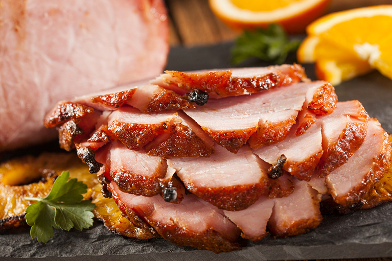 Un gros jambon glacé à l’érable comme à la cabane à sucre.