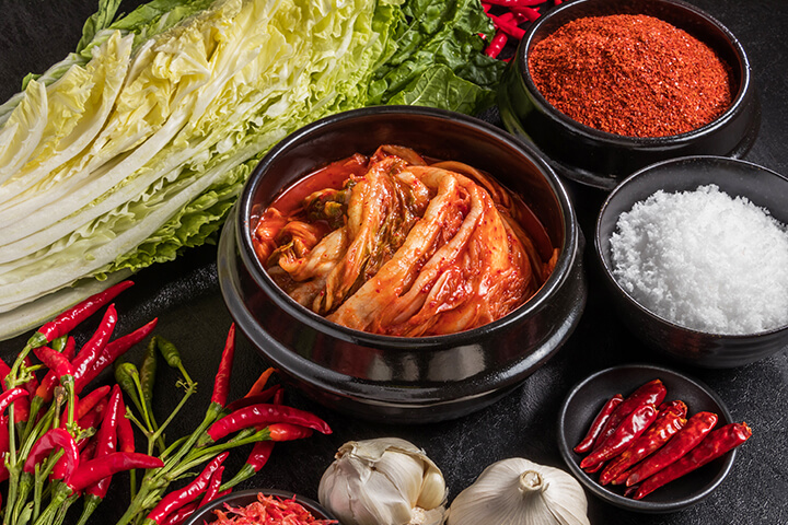 Recette de kimchi, un plat d'accompagnement coréen de chou fermenté avec ail et poireaux